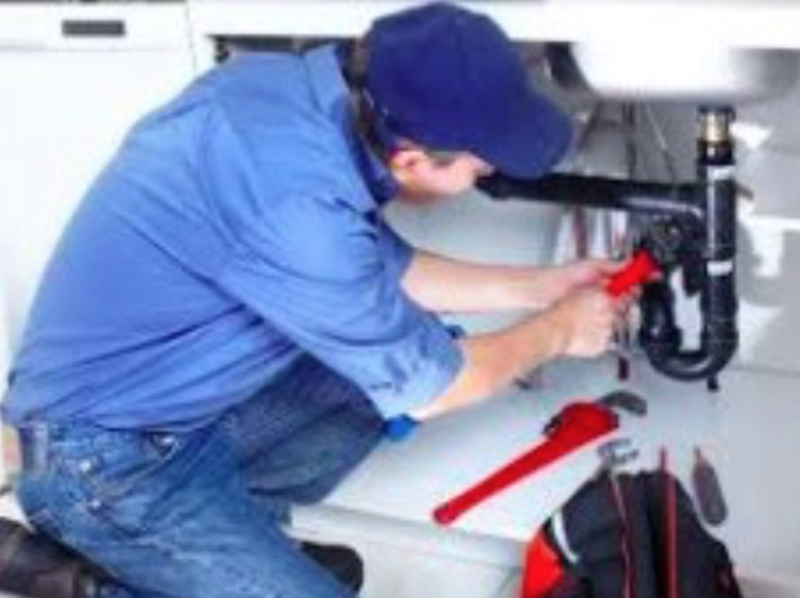 Plombier travaillant pour Eclosion, architecte d'intérieur